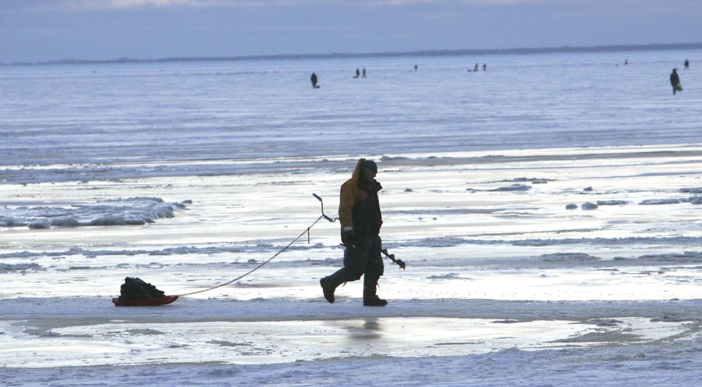 Kalamehed Pärnu lahe jääl. Foto on illustreeriv.