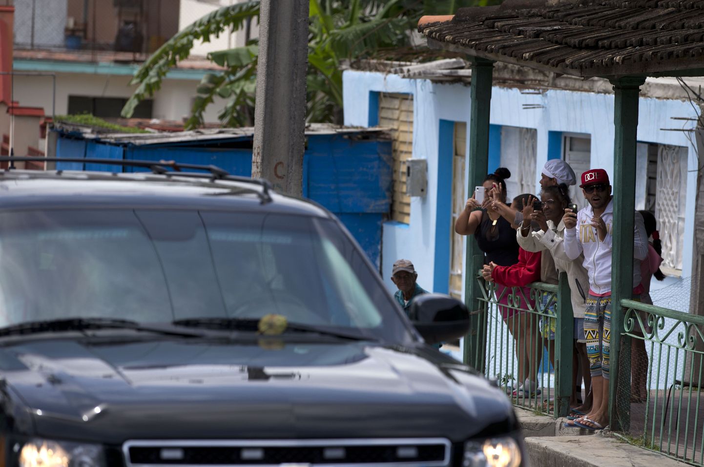 Kuubalased tervitavad mööduvat Michelle Obama korteeži.