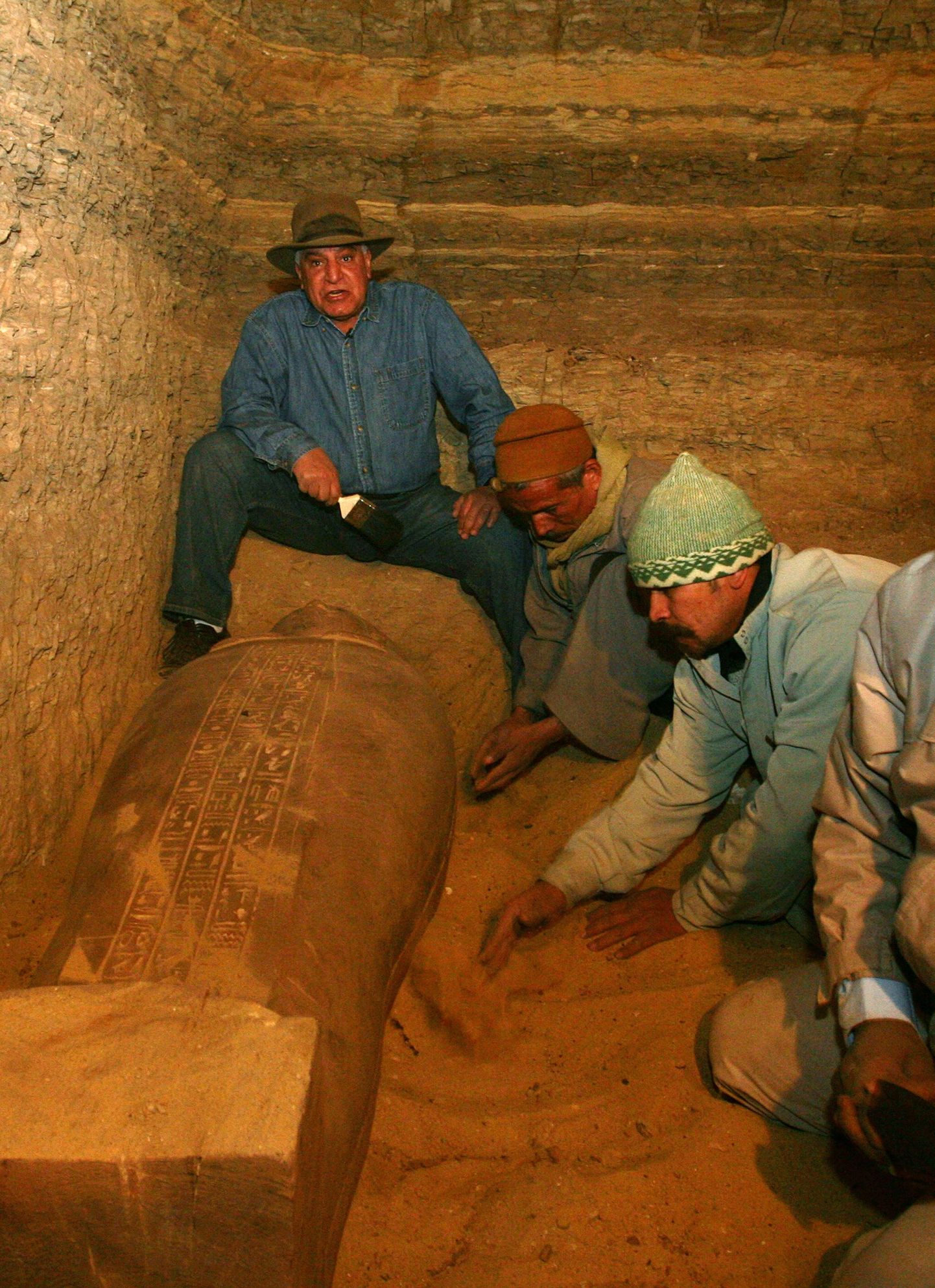 Egiptuse peaarheoloog Zahi Hawass koos töölistega sarkofaage avamas