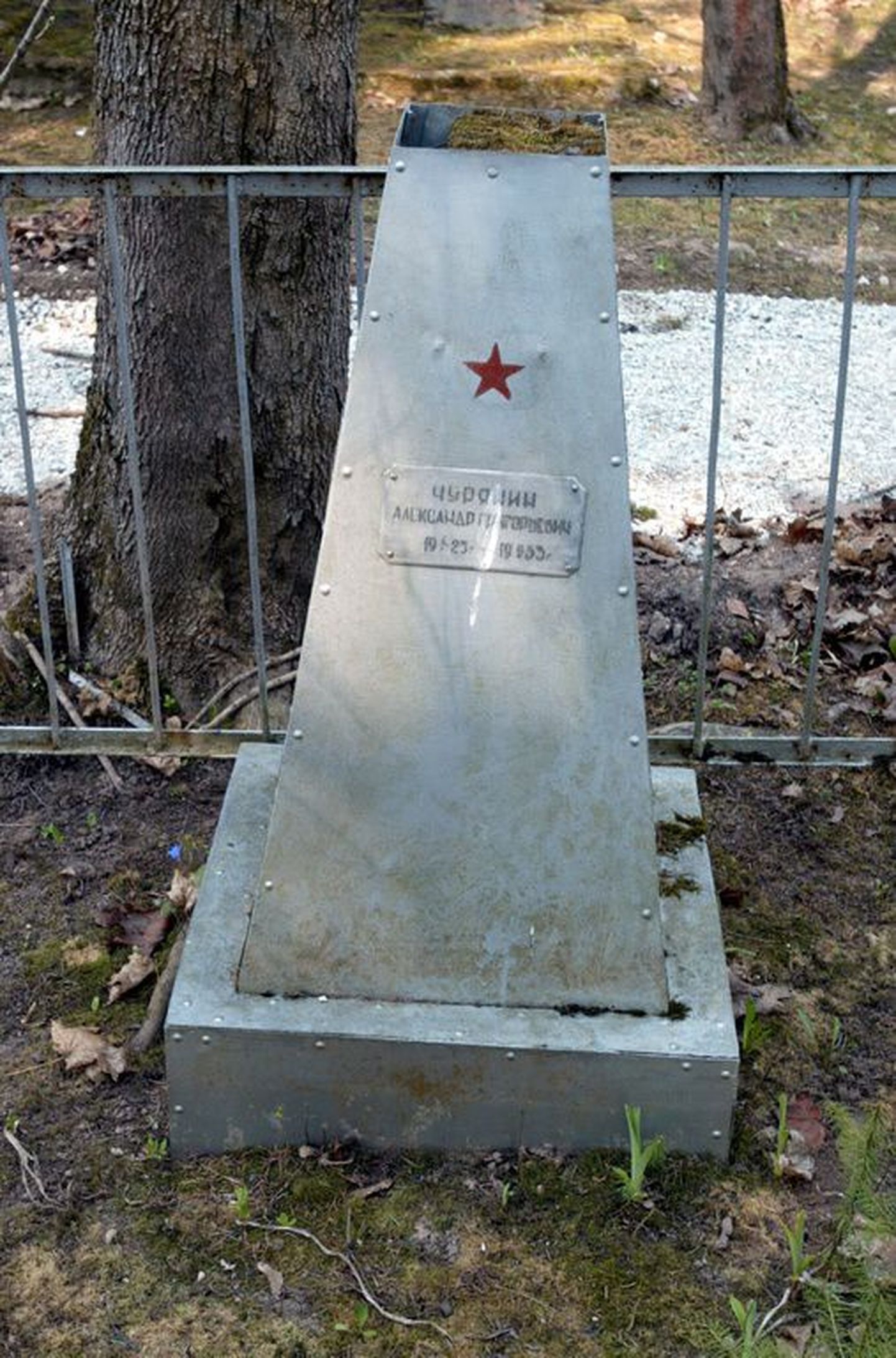 Памятник советским воинам на военном кладбище в Тарту. Иллюстративное фото.
