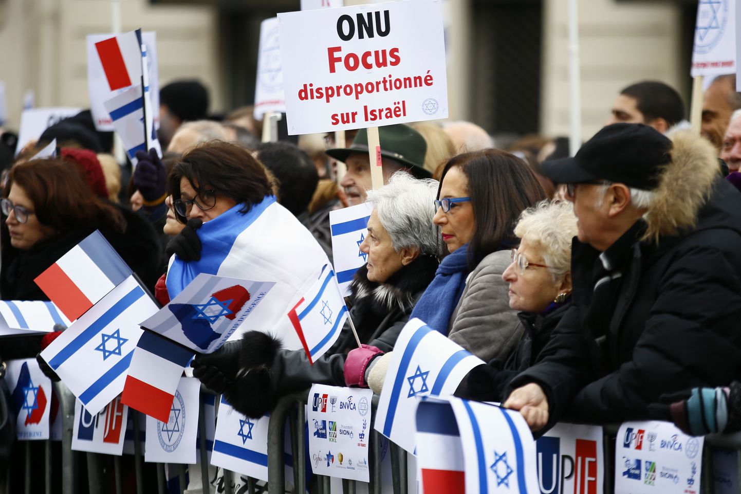 Iisraeli-meelsed protestijad täna Pariisis Iisraeli saatkonna ees riigile toetust avaldamas.