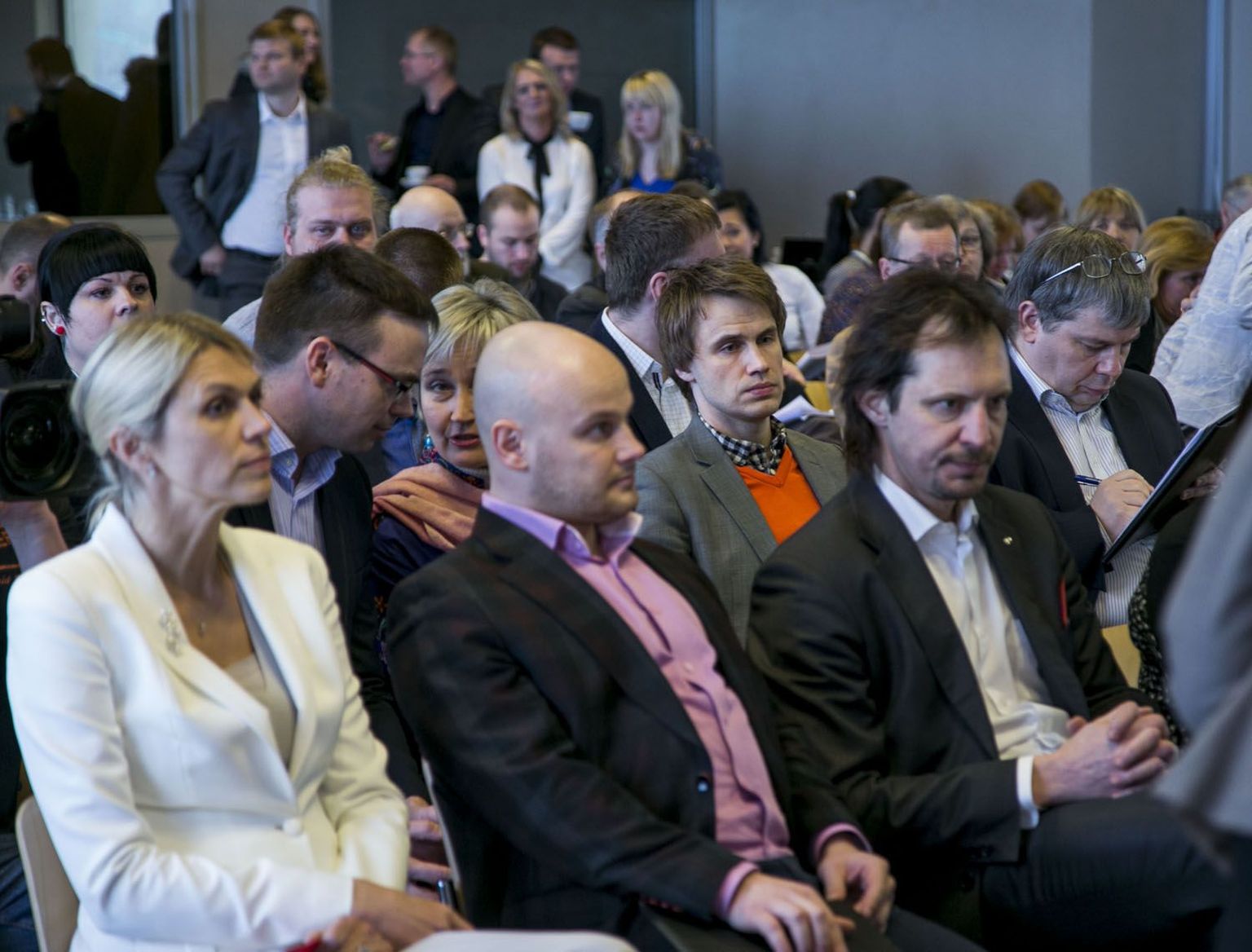 Sostiaaldemokraatide volikogu kiitis küll koalitsiooni mineku heaks, kuid ei Urve Palo (esireas vasakult), Anto Liivati ega Indrek Saare nägu väljendanud suurt rahulolu. Paljud partei liikmed ei pea saavutatud lepet piisavalt heaks.