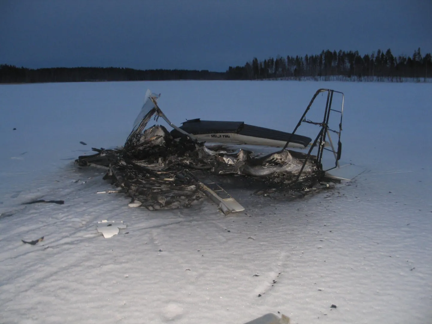 Lennukirusud Pyhäselkä järve jääl.
