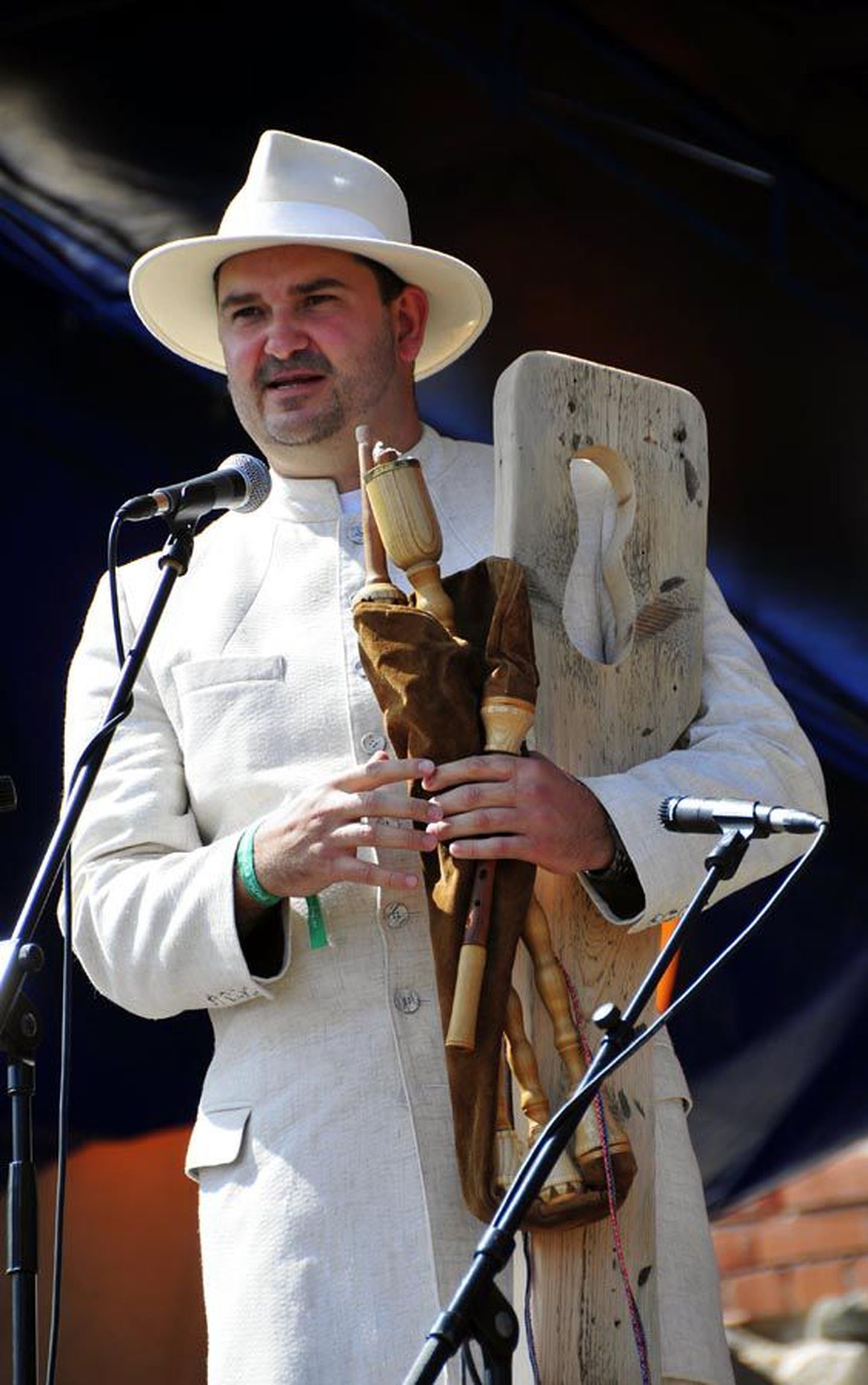 Uus linnapea Ando Kiviberg on aastaid korraldanud pärimusmuusika festivali ning oskab ka ise mitut rahvapilli mängida.