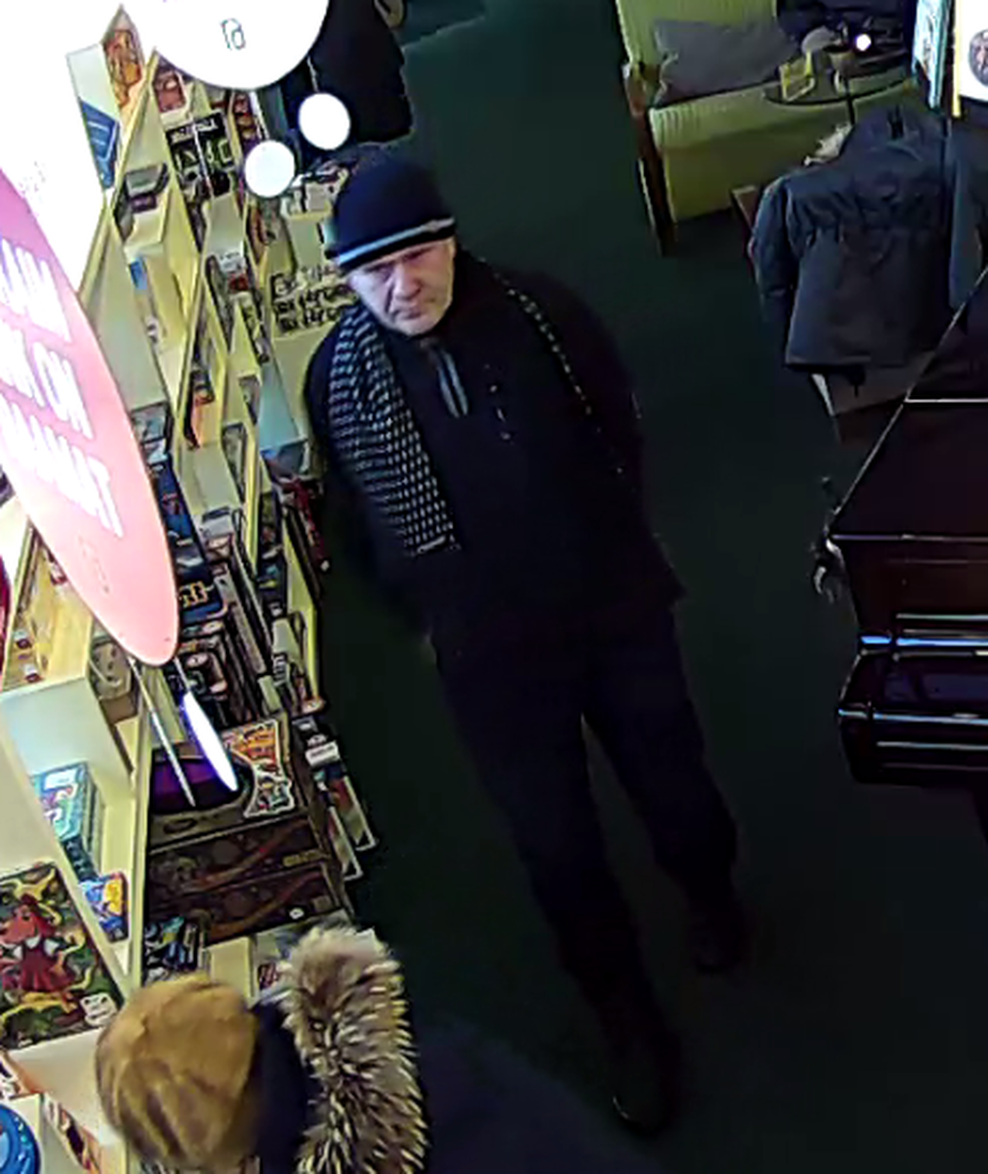 Pildil olevat meest on alust kahtlustada 6. jaanuaril Pärnus Hommiku tänaval kohvikust toime pandud sularaha varguses.