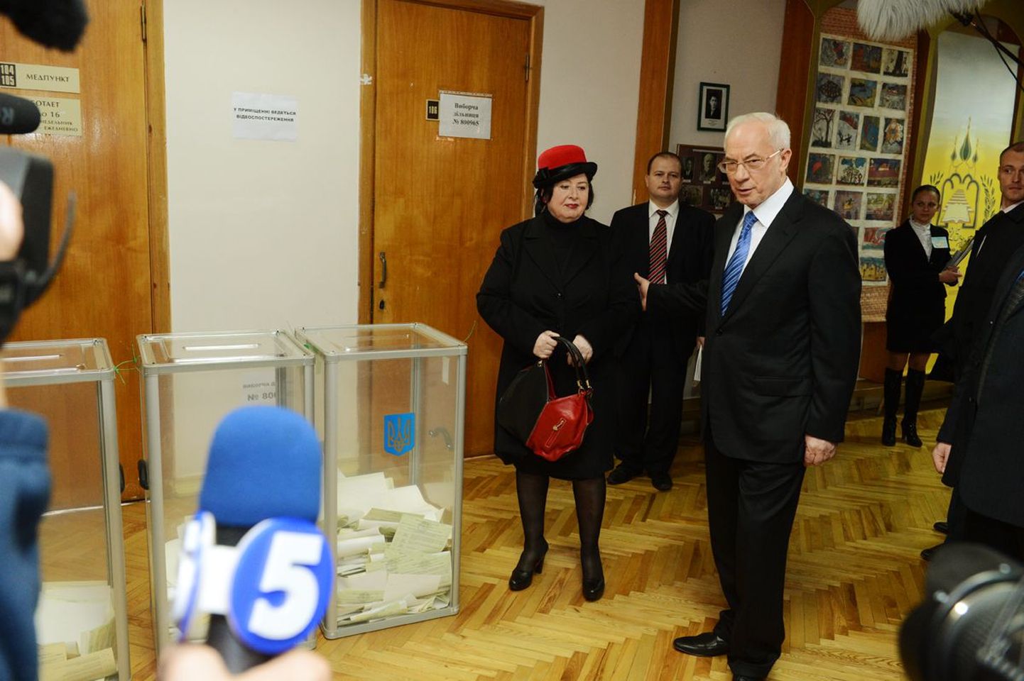 Peaminister Mõkola Azarov koos abikaasaga Kiievi ühes valimisjaoskonnas.