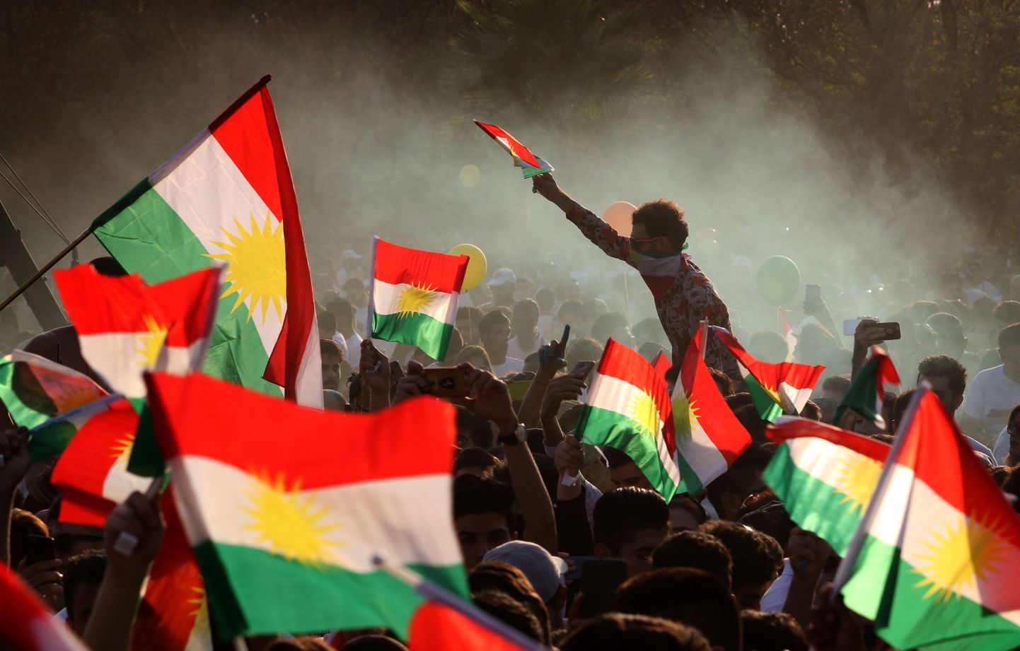 Kurdid hääletustulemust tähistamas.