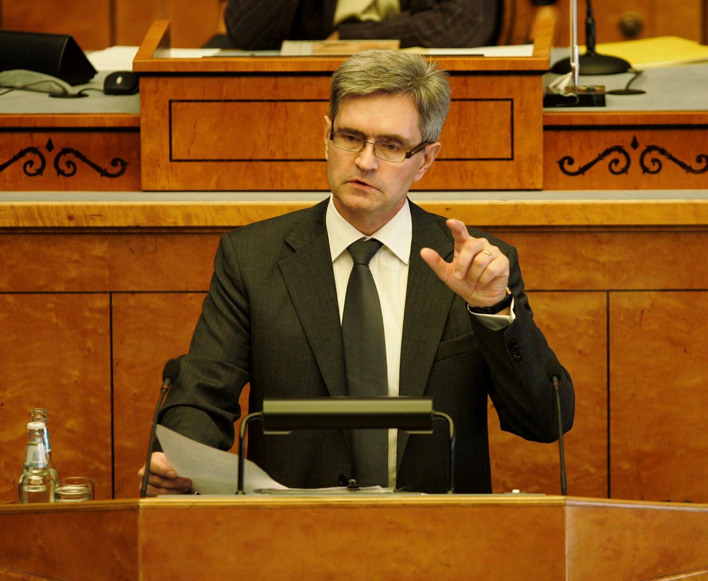 Eesti Panga president Andres Lipstok riigikogu ees.