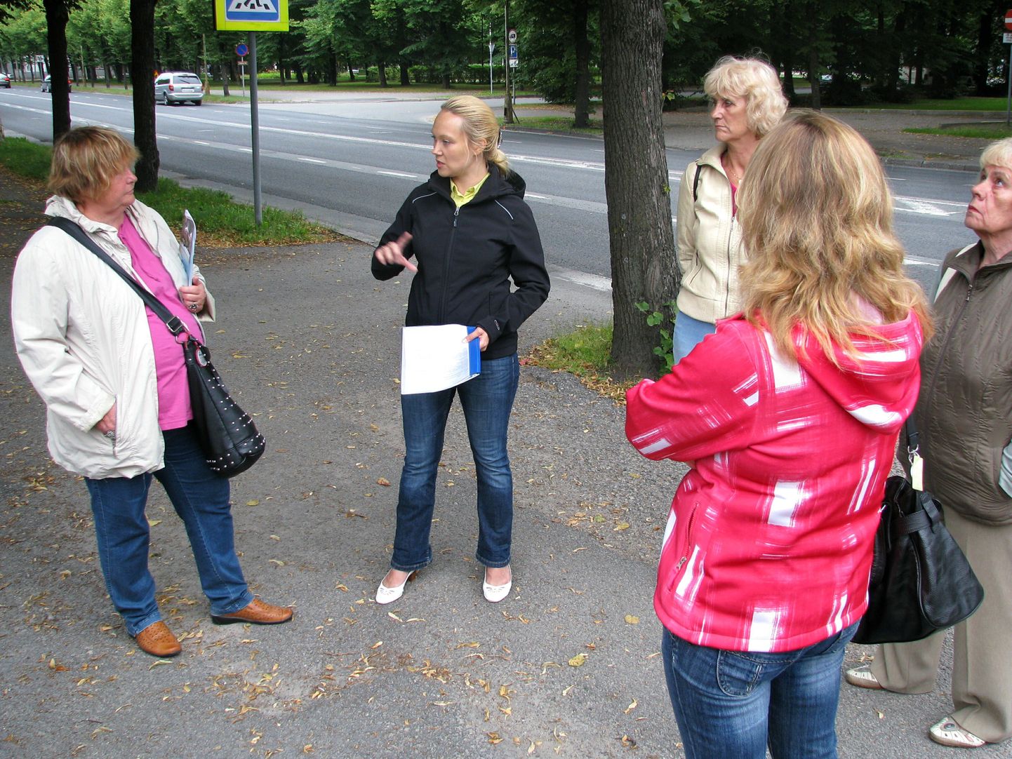 Pärnumaa naiste ümarlaua liikmed otsustasid Pärnus jõeäärsed valupunktid läbi käia.
