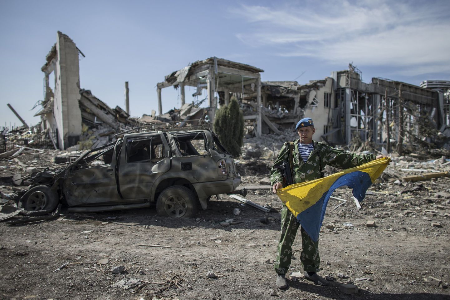 Venemeelne mässuline selle aasta septembris Luganski oblastis, sõjasaagina käes Ukraina riigilipp.