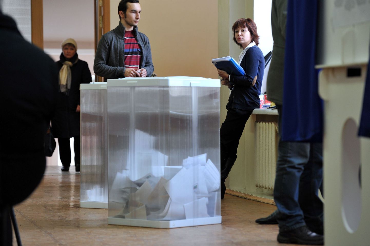 Vaatlejad Moskvas valimisjaoskonnas nr 1701.