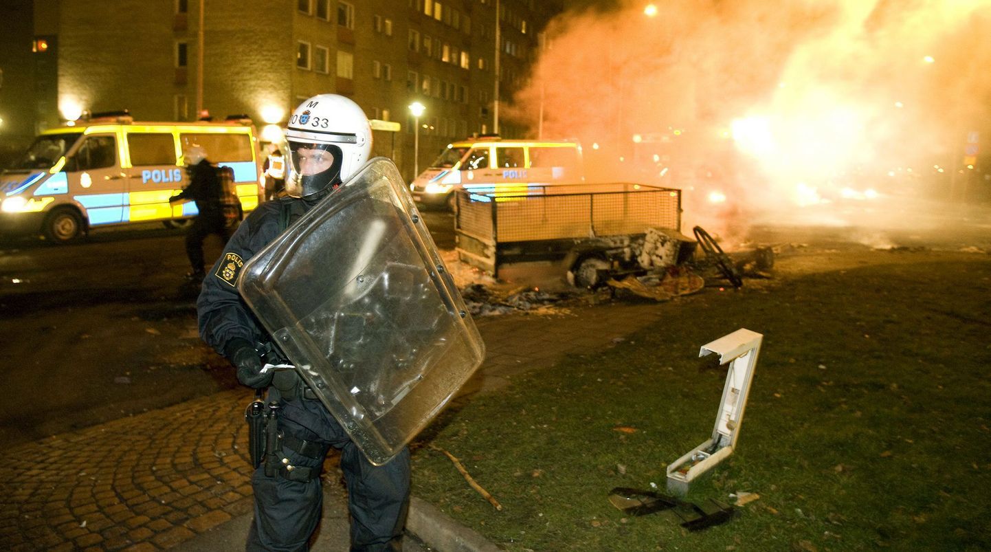 Politseinikud suutsid täna öösel vägivaldset konflikti meeleavaldajatega vältida.