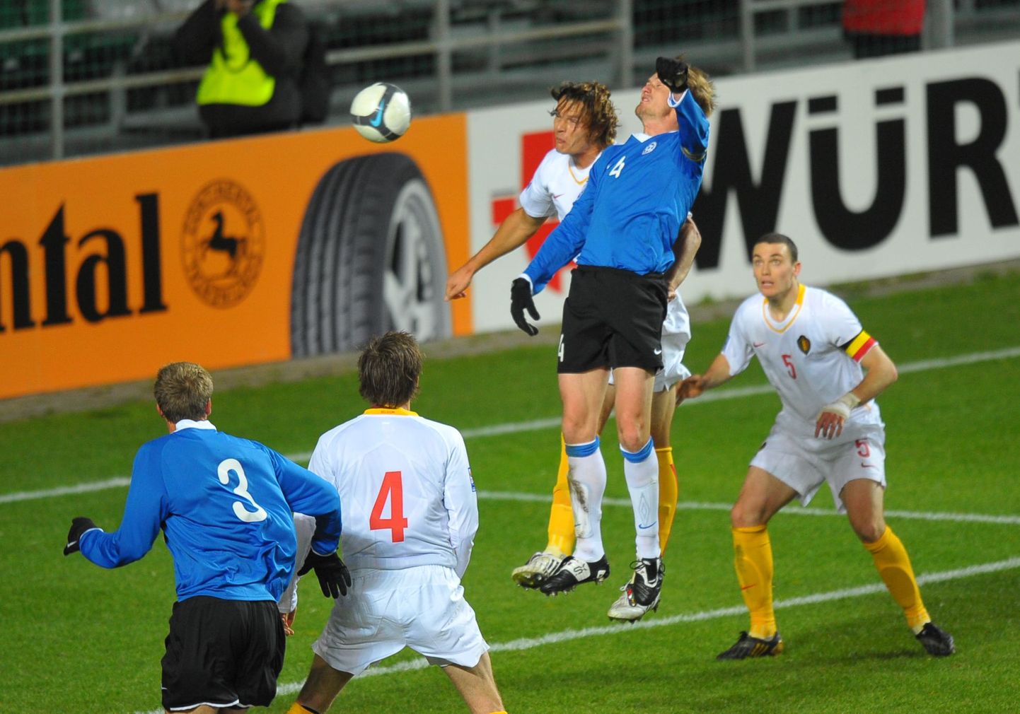 Момент одного из матчей сборной Эстонии (игроки в синих футболках).