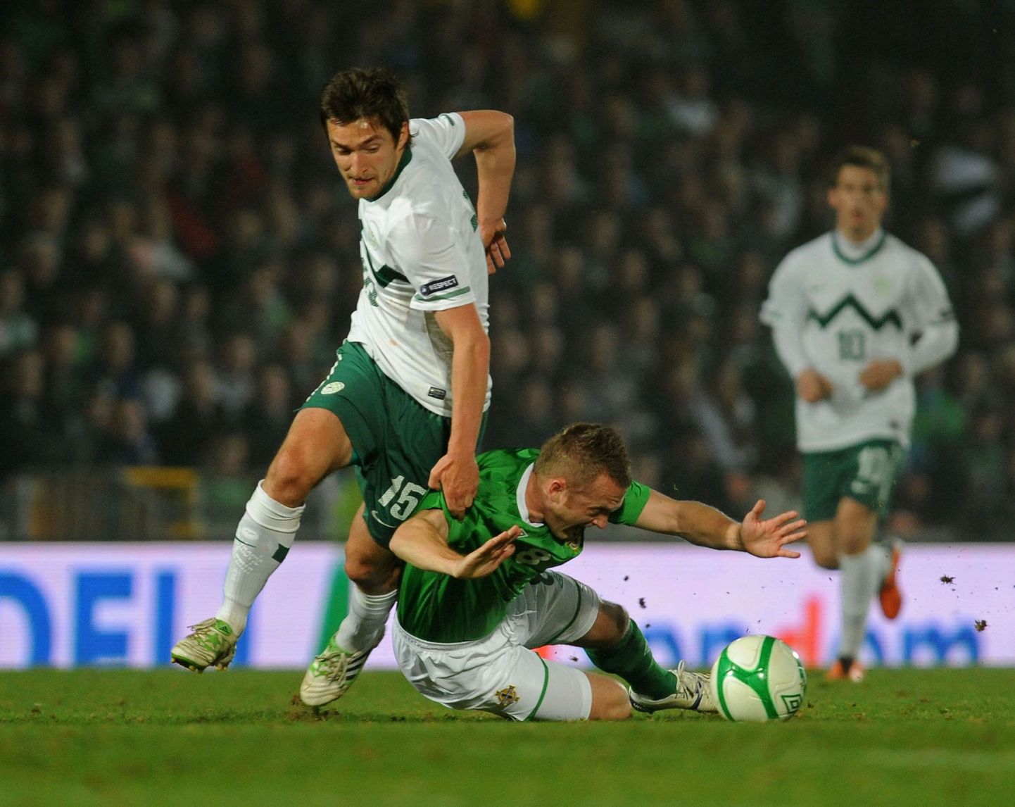 Põhja-Iirimaa mängija Sammy Clingan (paremal) ja sloveen Armin Bacinovic.