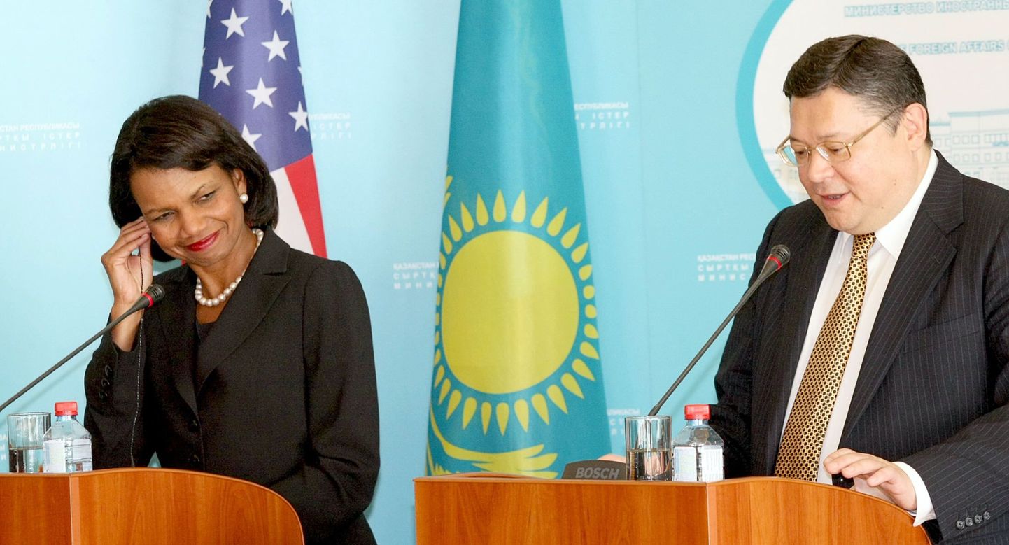 USA riigisekretär Condoleezza Rice naeratamas, kuulates oma Kasahstani kolleegi Marat Tašini juttu pressikonverentsil Astanas.
