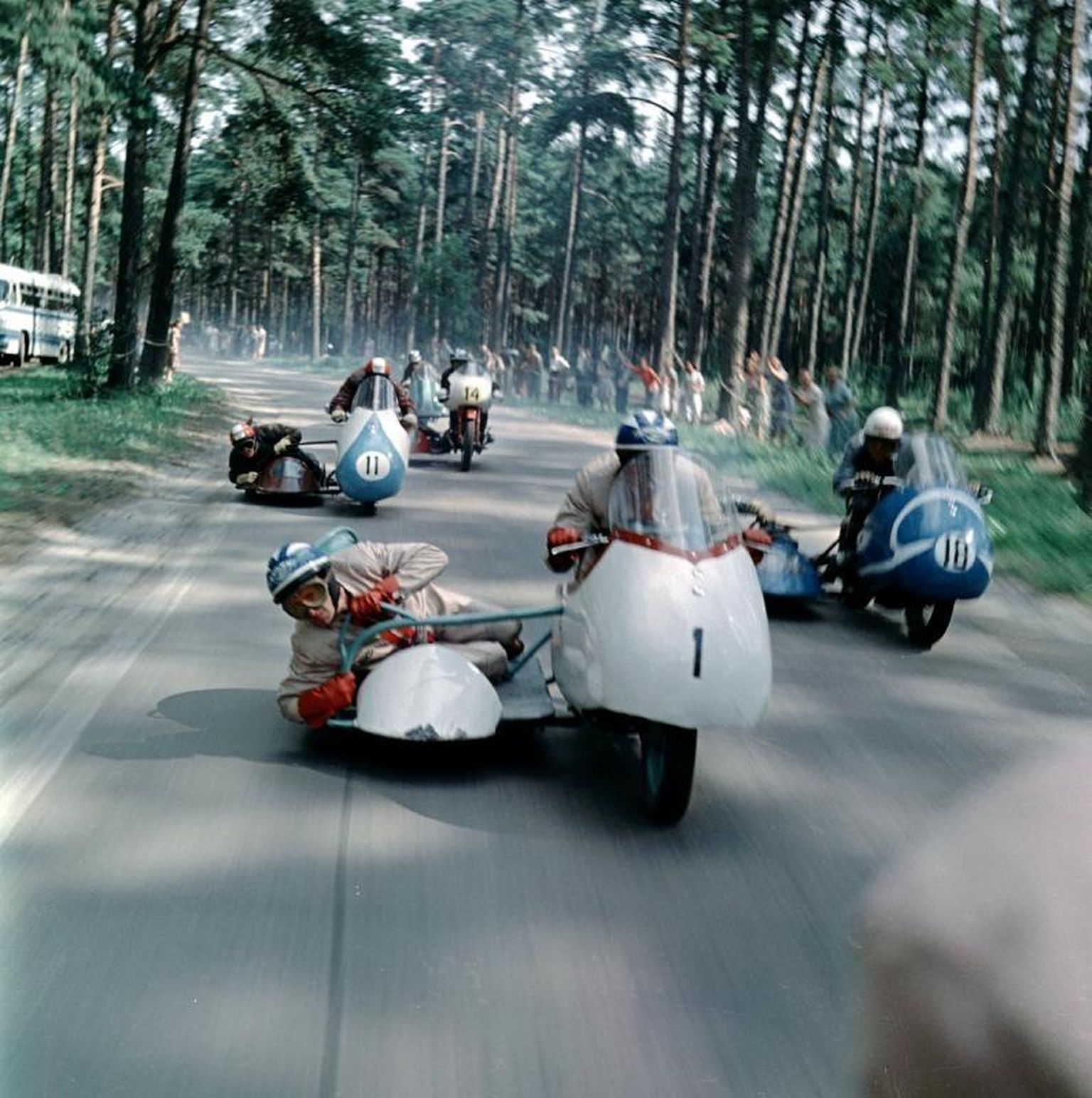 Nii nagu «Vallatutes kurvides», kihutavad ka «Ohtlikes kurvides» motosportlased Pirita-Kose-Kloostrimetsa ringrajal.
