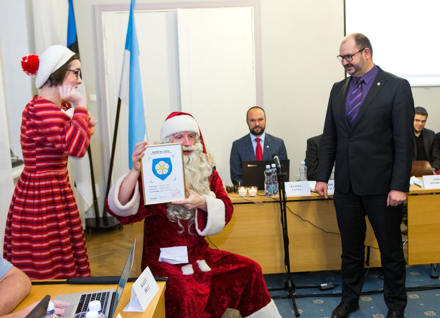Pärast prantsuse keeles laulu esitamist sai linnapea Ando Kiviberg jõuluvanalt linna vapi koos patendiga.