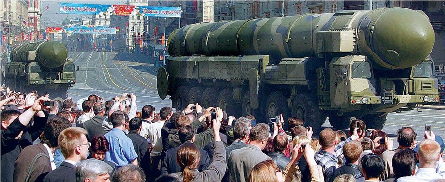 Moskvalased võidupühaparaadi proovil tuumalõhkepea kandmiseks mõeldud raketti Topol-M uudistamas.