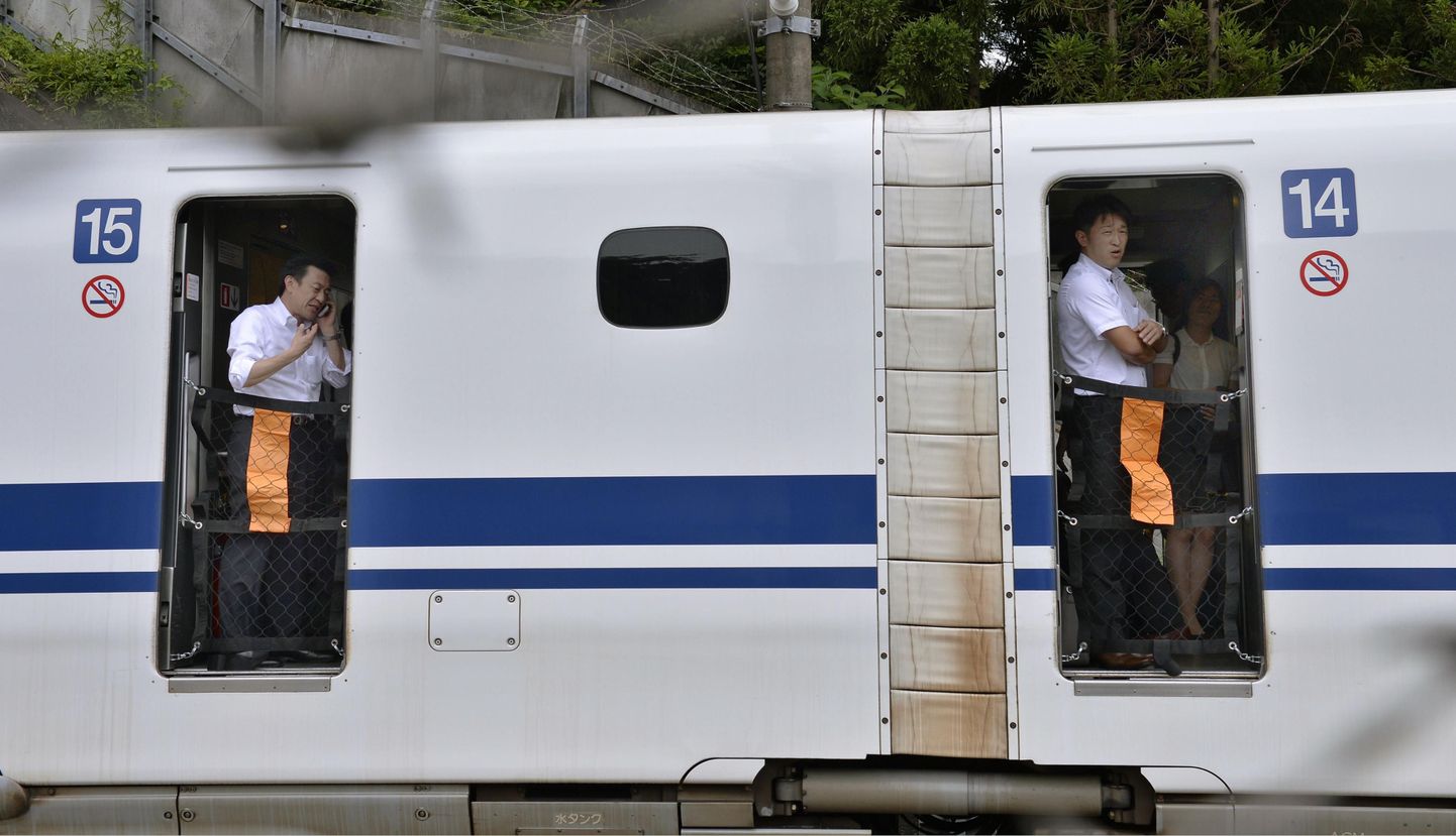 Скоростной поезд Синкансэн был вынужден сделать экстренную остановку.