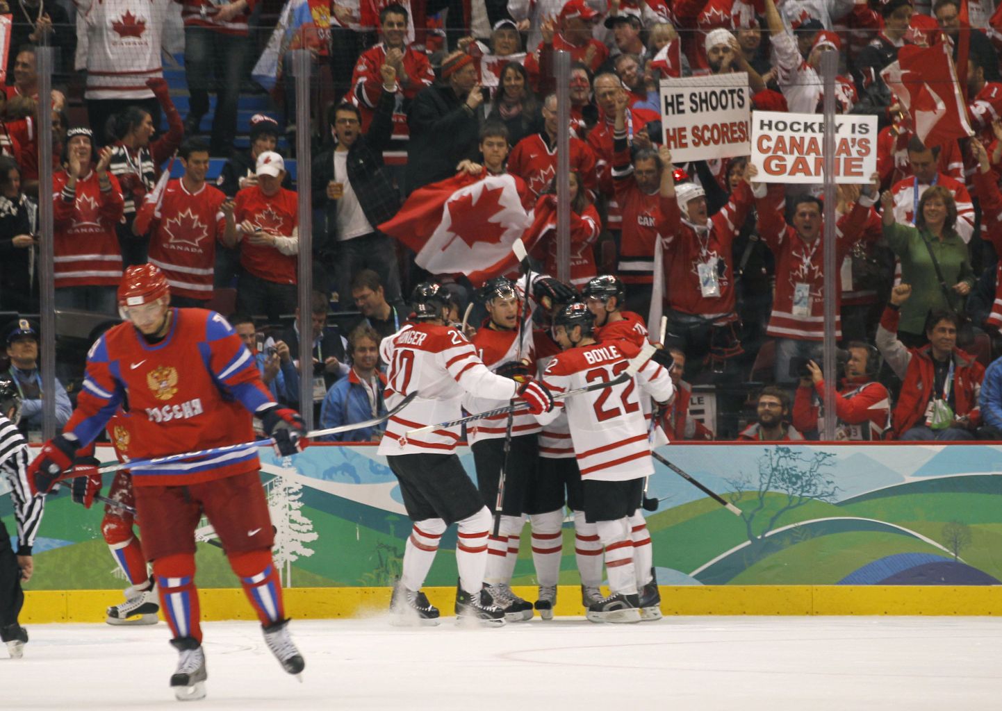 Venelane Dmitri Kalinin (punases) on pilgu maha löönud - Kanada on löönud järjekordse värava