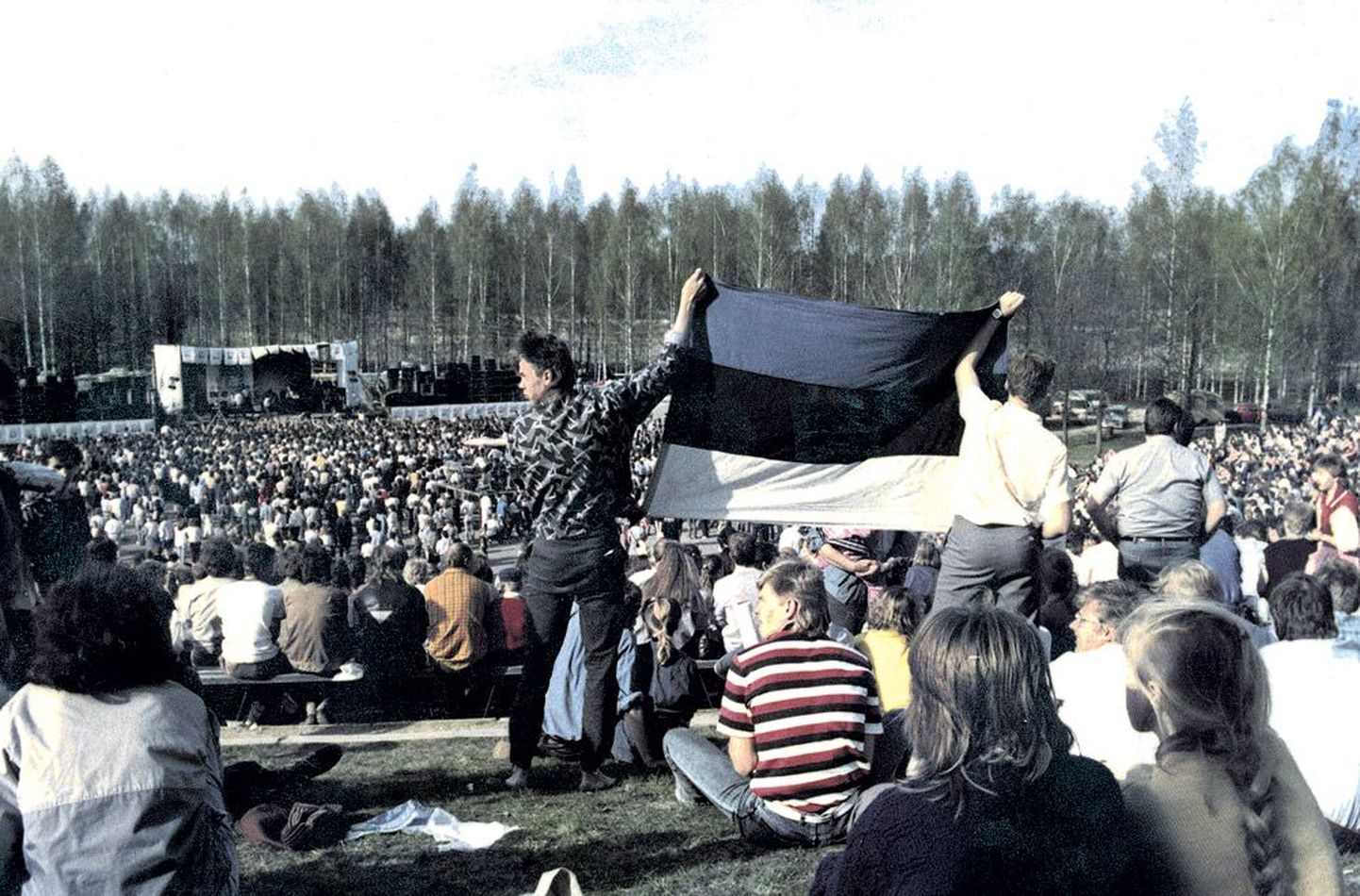 Tartu kümnendate muusikapäevade esimesel vabaõhukontserdil 13. mail 1988 lehvitasid esimestena rahvusvärvides lippu kaks noormeest lauluväljaku tagareas. Mitmetunnisele kontserdile oli kogunenud ansamblite kuulajaid 12 000.