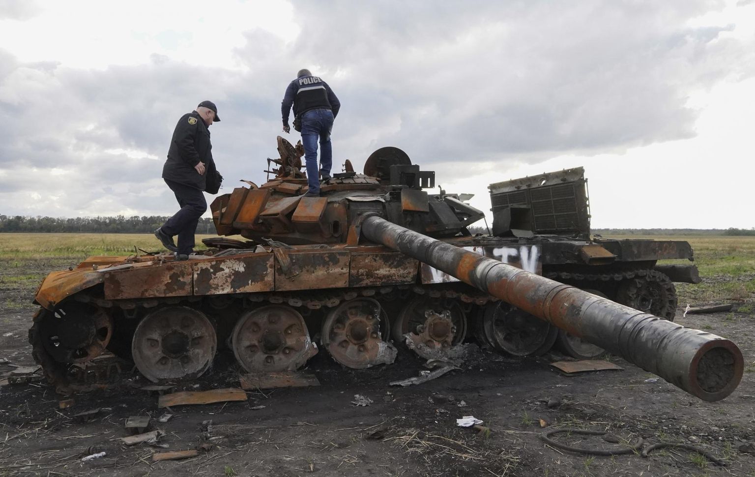 Ukraina politseinikud uurivad puruks lastud Vene tanki Harkivi oblastis Kupjanskis, mille Ukraina väed vabastasid Venemaa okupatsiooni alt septembri keskel.