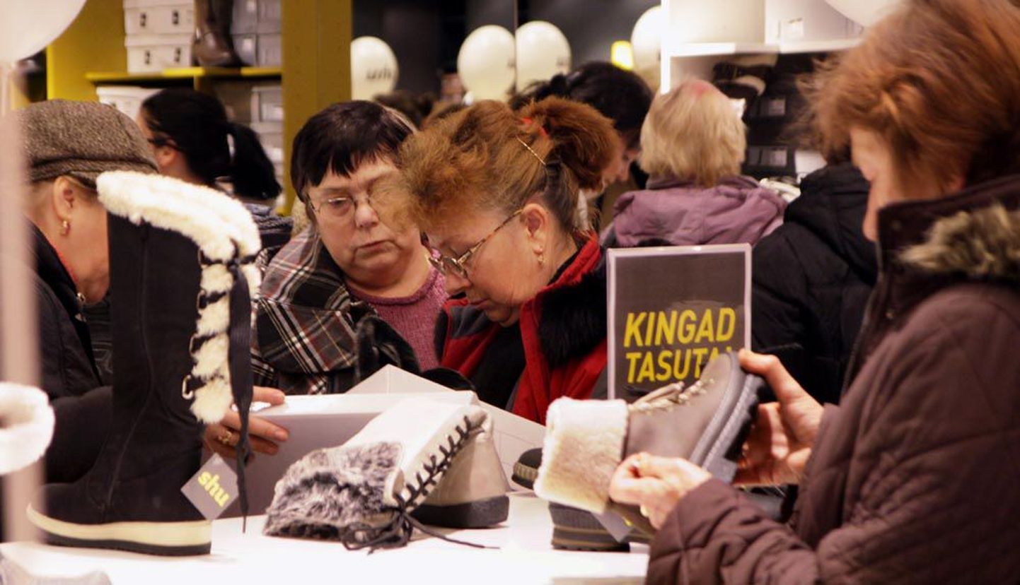 Ühe jalatsipaari ostjale teise kingituseks lubanud Shu kingapood meelitas mullu detsembris Pärnus kaupluse avamisele arvukalt huvilisi.