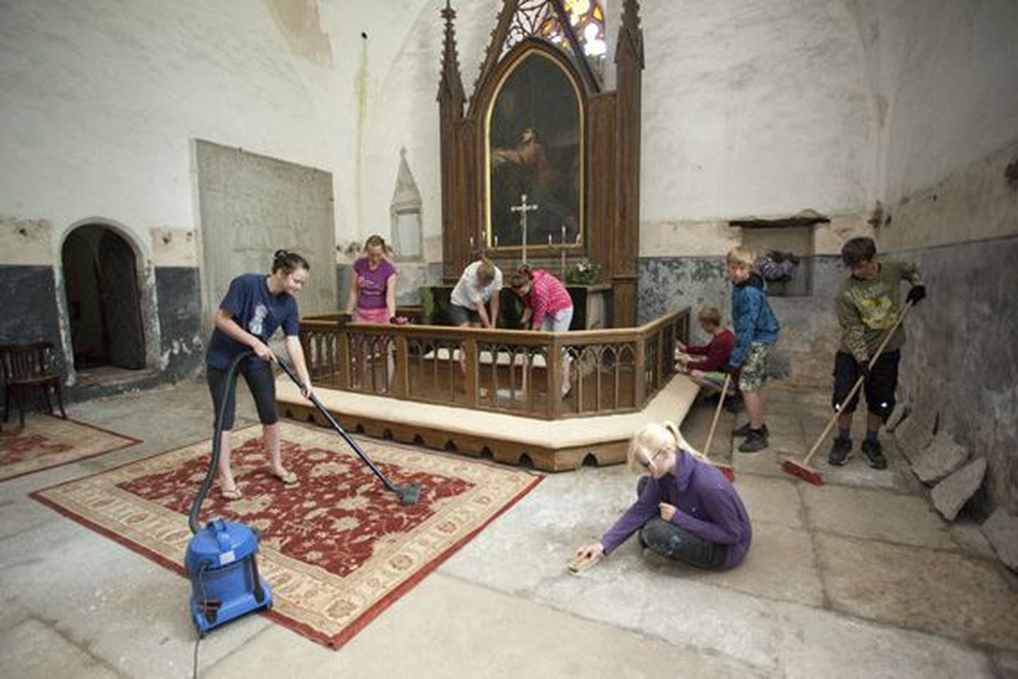 Kümme Haljala valla noort olid malevatööde raames korrastamas ka kirikut.