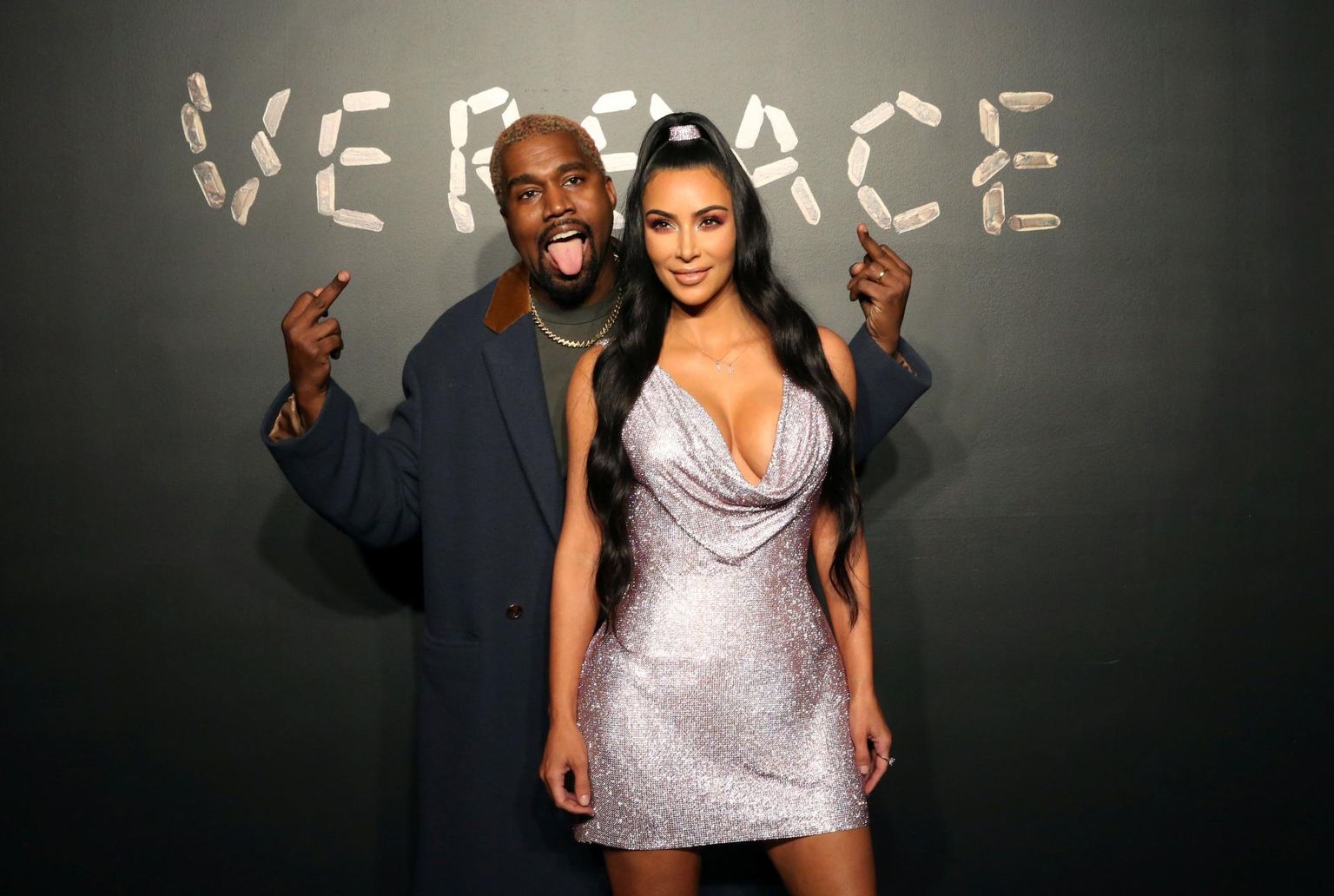 Räppar Kanye West koos abikasa Kim Kardashianiga 2018. aastal Versace moesõul. Nädalavahetusel teatas West, et kavatseb novembris kandideerida USA presidendiks, mis võib tähendada häälte näppamist nii president Donald Trumpilt kui ka demokraatide kandidaadilt Joe Bidenilt.