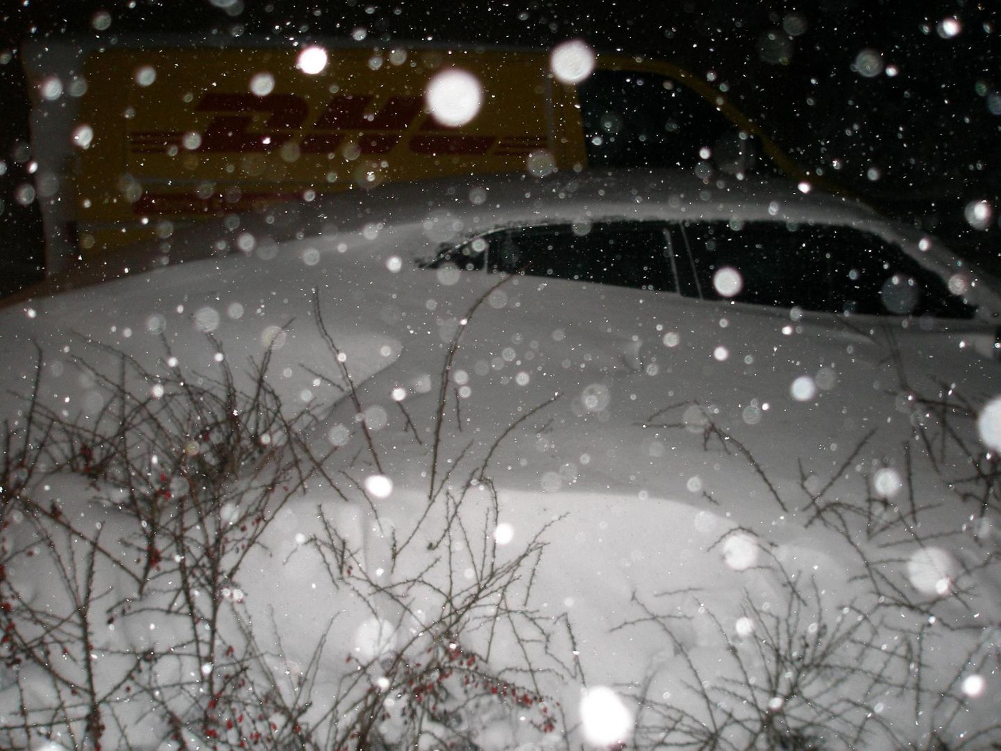 Заваленная снегом машина. Иллюстративное фото