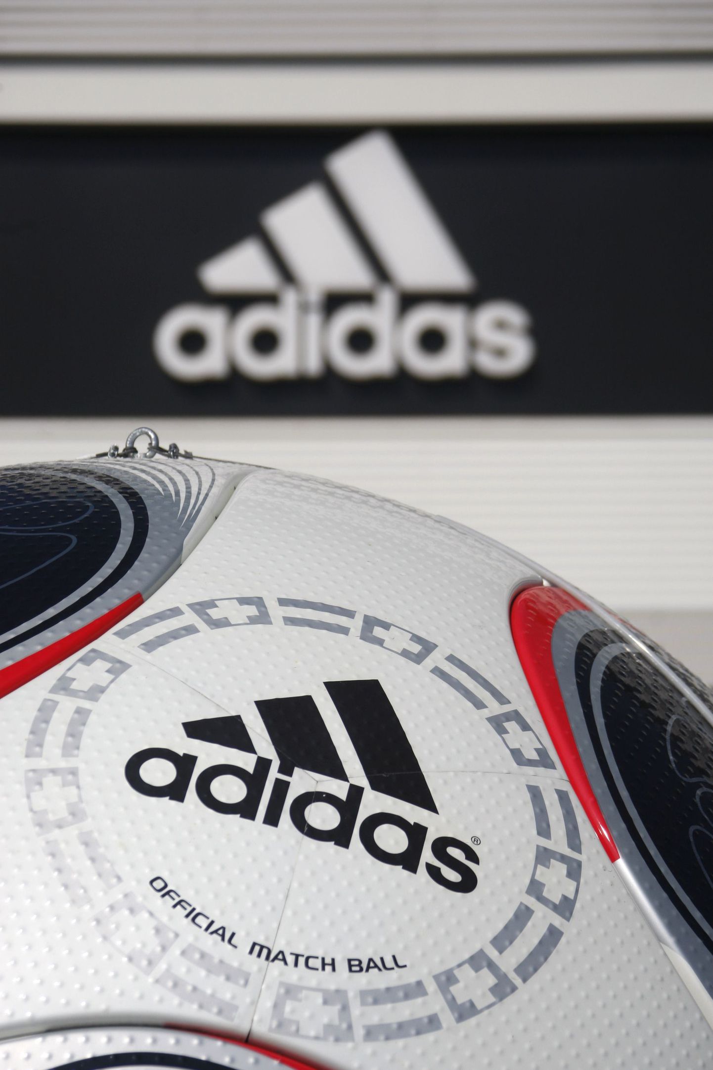 Adidase logoga jalgpall