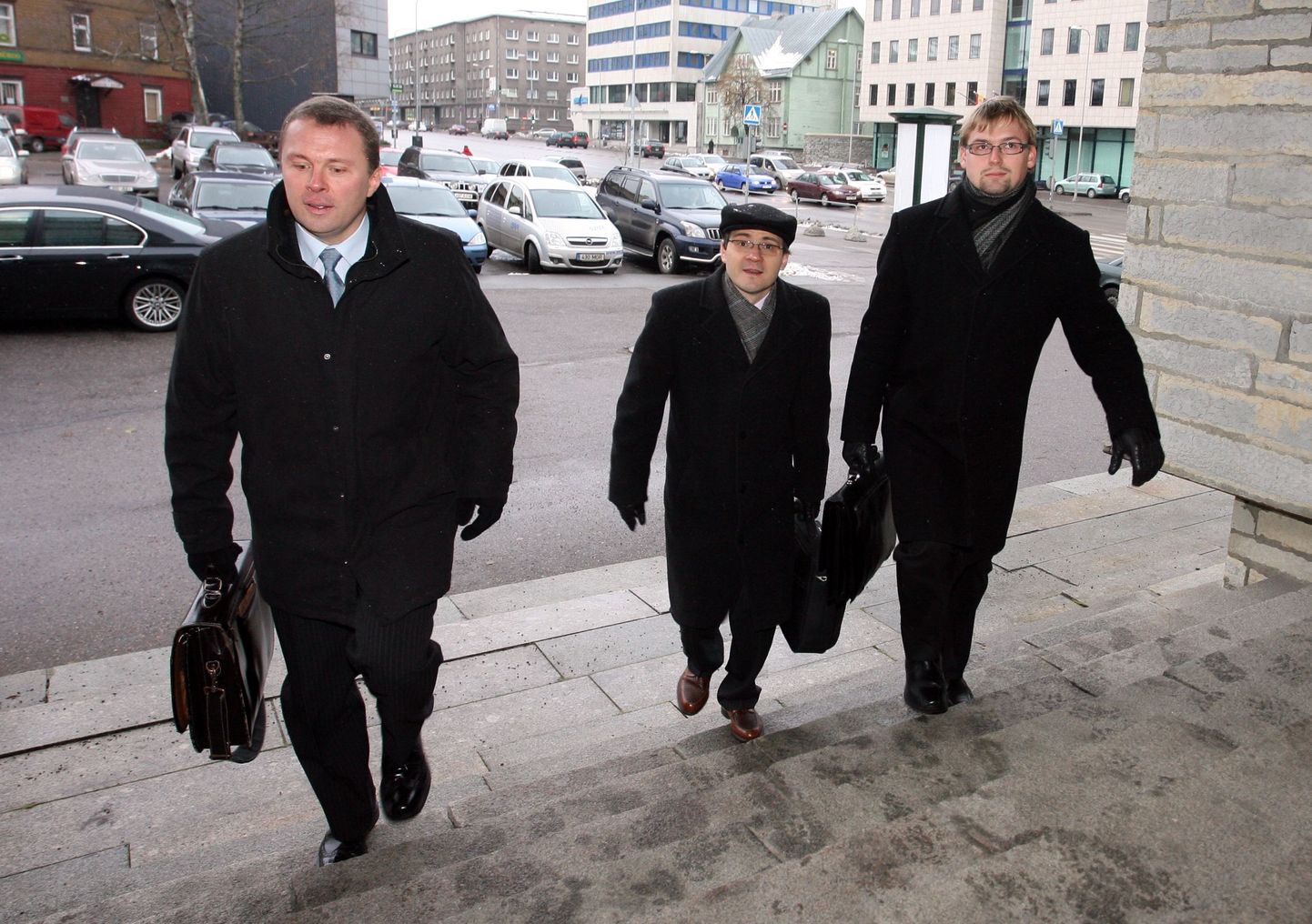 Endine maa-ameti peadirektor Kalev Kangur (vasakul) kohtusse saabumas.