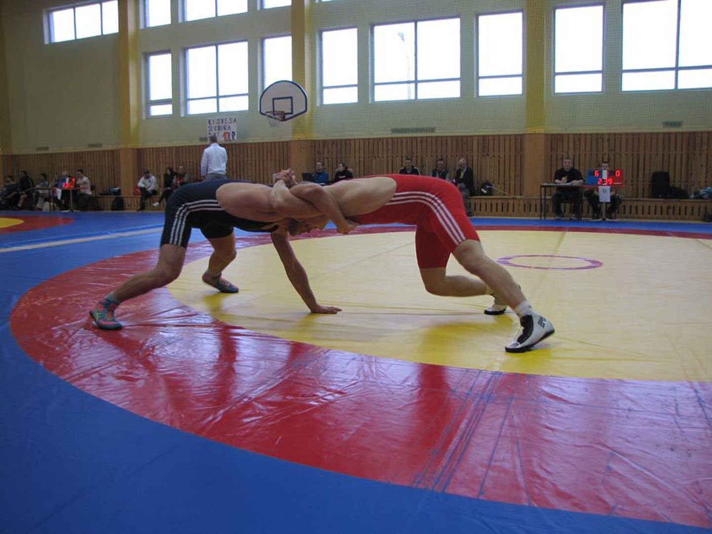 2013. aasta parim Järvamaa täiskasvanud maadleja Toomas Tammik (punases) pidi maakonna meistrivõistlustel kaotuse vastu võtma juba avaringis. Kaaluklassis kuni 84 kg tuli talle kolmas koht.