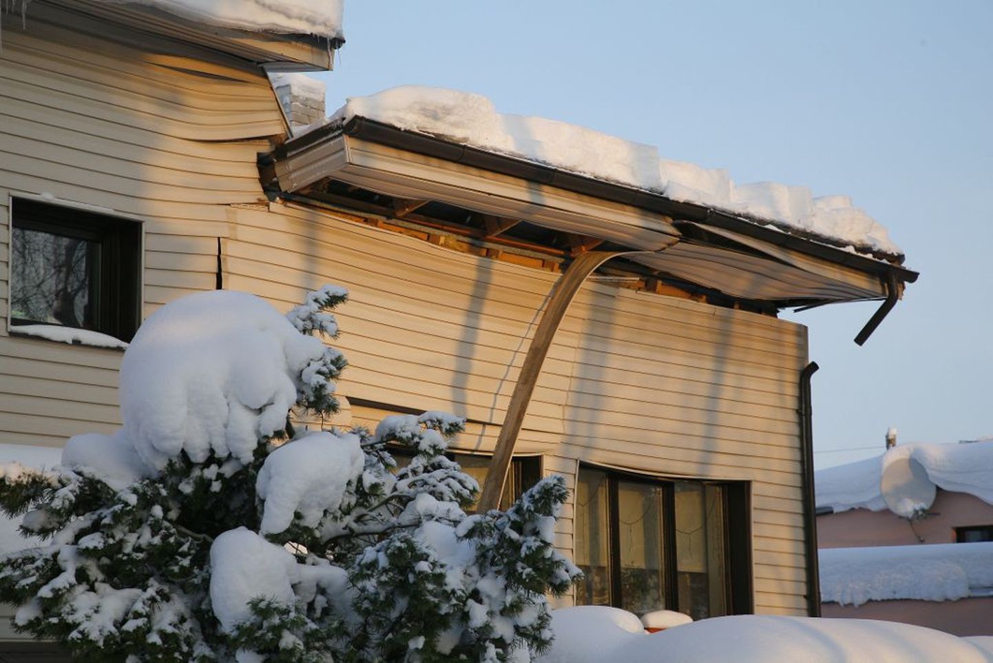 Sindis Kanarbiku tänaval lume raskuse all sisse varisenud katus.