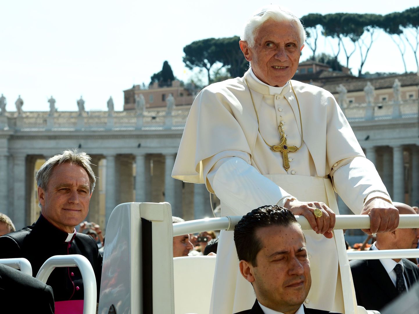 Paavsti ülemteener Paolo Gabriele (esiplaanil istuv tumedate juustega mees).