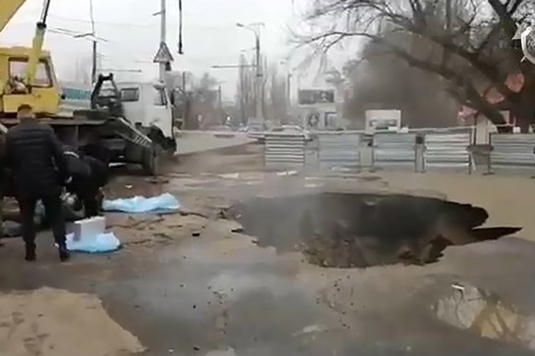 Venemaal Penzas kukkusid kaks meest autoga kuuma vett täis auku ja hukkusid.