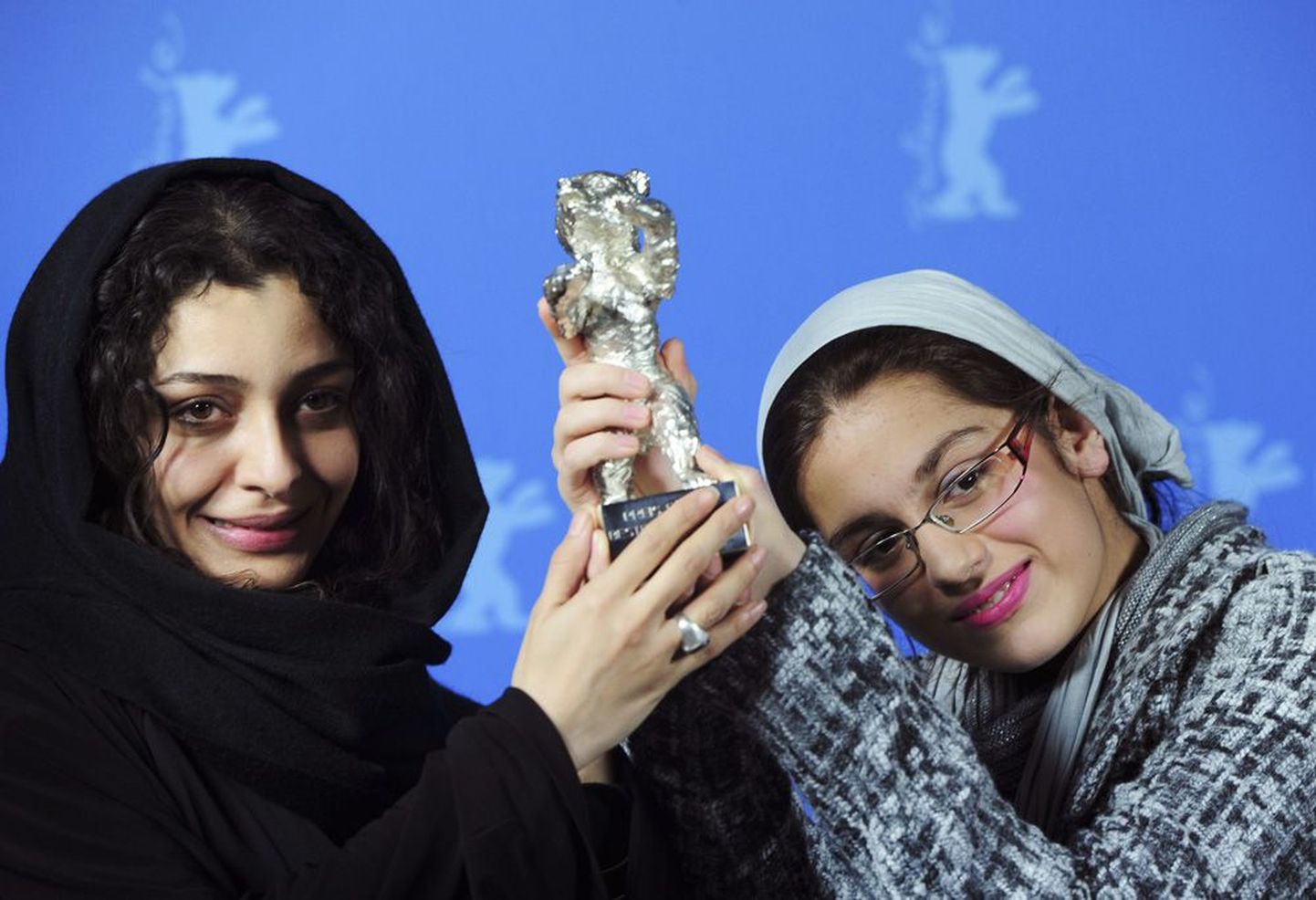 Iraanlannad Sareh Bayat ja Sarina Farhadi rõõmustavad parima näitleja Hõbekaru üle.
