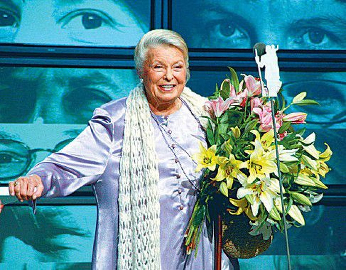 Näitlejanna Vija Artmane võtab Läti filmifestivalil vastu elutööpreemia, aasta on 2007.