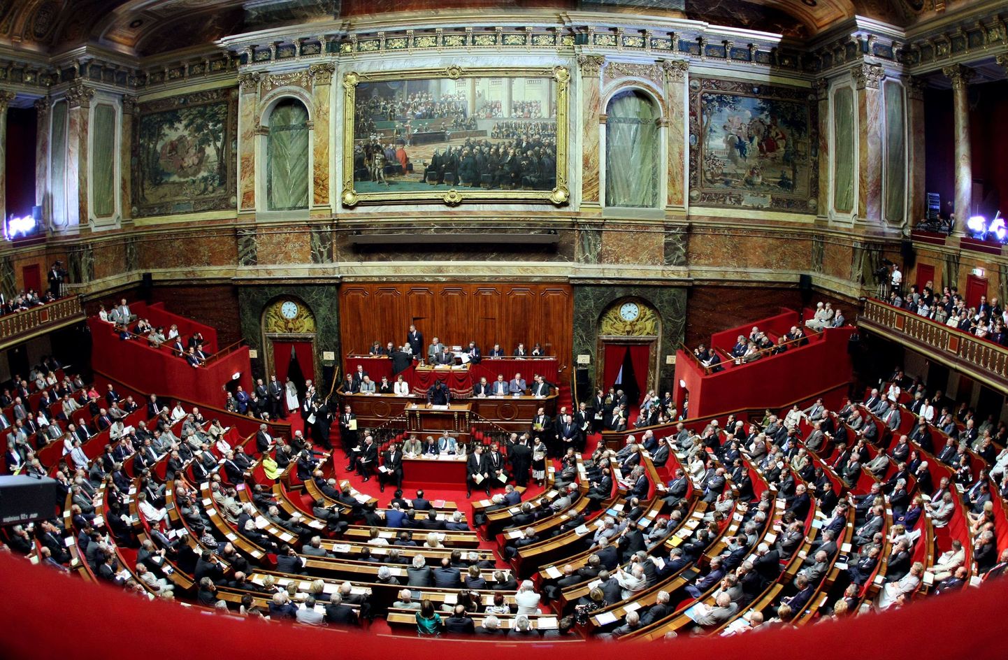 Prantsuse rahvusassamblee saadikud ja senaatorid kiitsid eilsel erikongressil napilt heaks presidendi plaani muuta riigi põhiseadust.