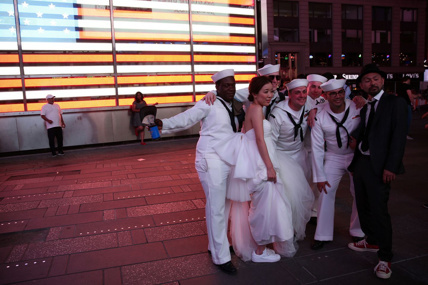 USA mereväelased koos Jaapani pruutpaariga.