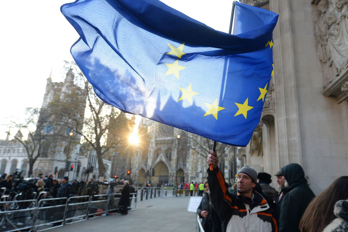 Meeleavaldaja Euroopa Liidu lipuga täna Londonis, Ühendkuningriigi ülekohtu hoone ees.