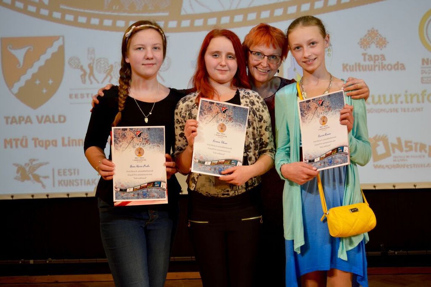 Albu põhikooli õpilased (vasakult) Anna Maria Praks, Karmen Tihane, Albu põhikooli kunstiõpetaja Kersti Liivak  ja Kaarin Rannu. Pildilt on puudu Grete Roos.