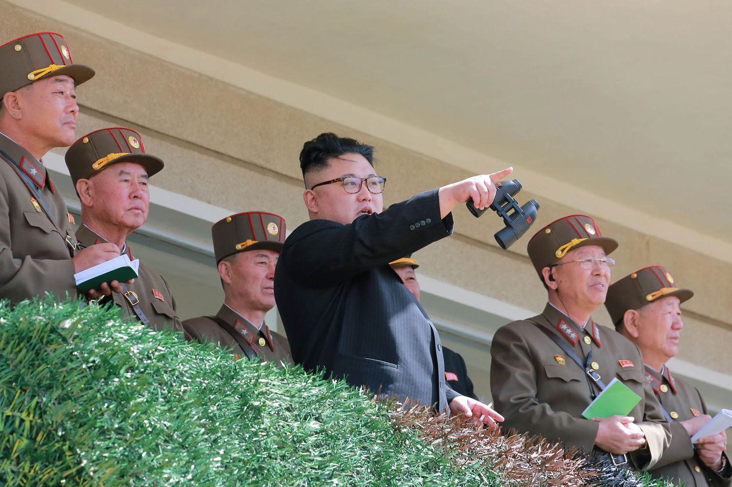 Põhja-Korea liider Kim Jong-Un inspekteerib oma relvajõudude järjekordset esitlust.