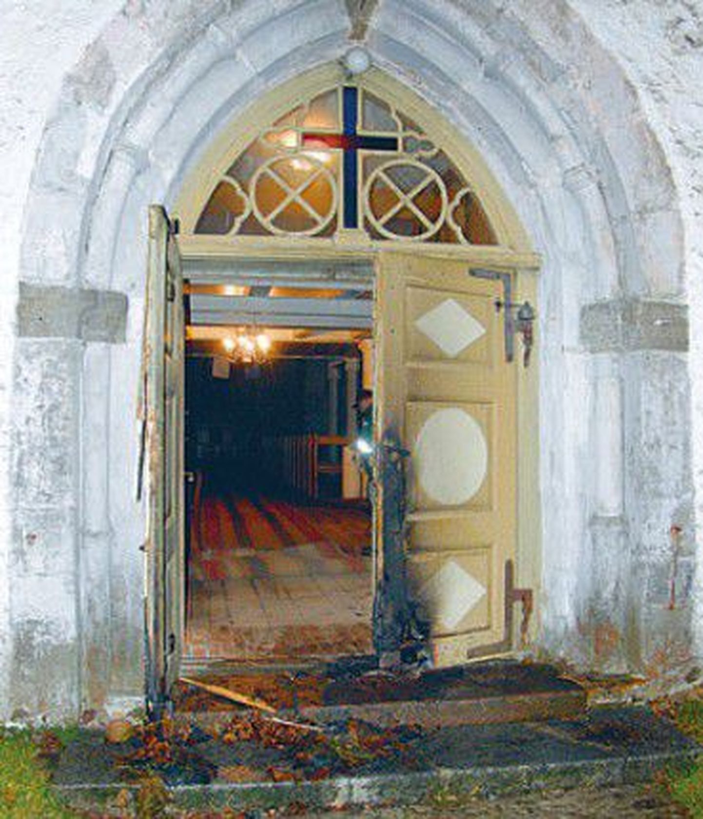Обгоревшая главная дверь Сууре-Яаниской церкви.