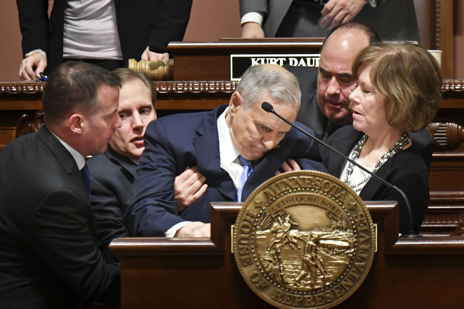 Minnesota kuberner Mark Dayton vajus kõne pidades kokku