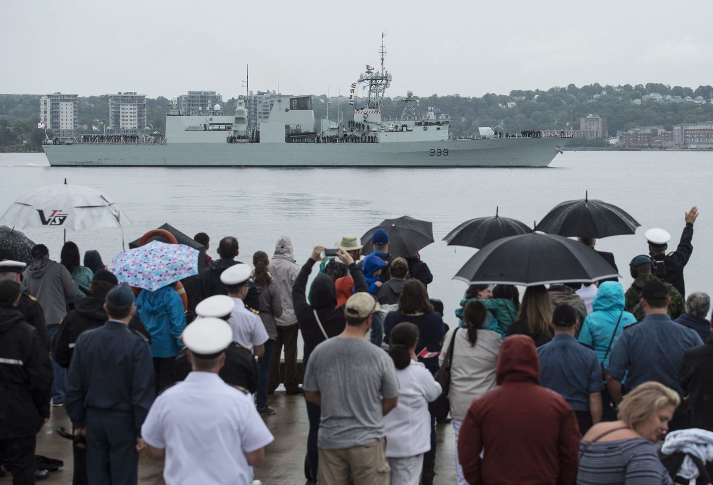 HMCS Charlottetown lahkub Halifaxi sadamast missioonile.