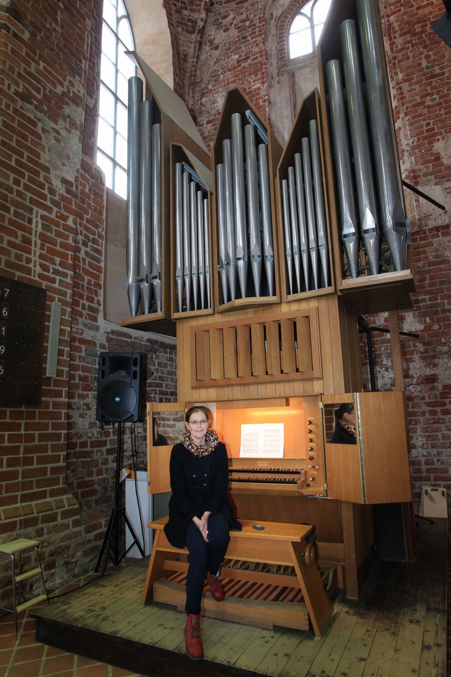 Jaani kiriku organist Elke Unt ütleb, et uus orel tuleb vana oreli koha peale. On vaja head koostööd, et barokkstiilis pill mõne aasta pärast olemas oleks. «See töö peab kokku sobima nagu sipelgate tegemised ühes suures sipelgapesas,» sõnas ta.