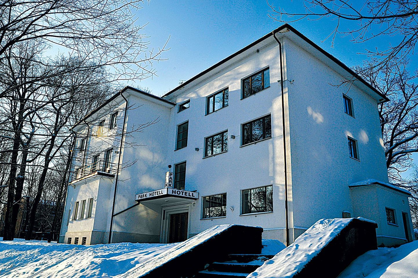 Park-hotelli arhitekt on Tartu linnaarhitekt Arnold 
Matteus, kes sai projekti valmis 1940. aastal. Sõja tõttu venis ehitus 1943. aastani. Majas asub Tartu vanim ja kuulsusrikkaim hotell.