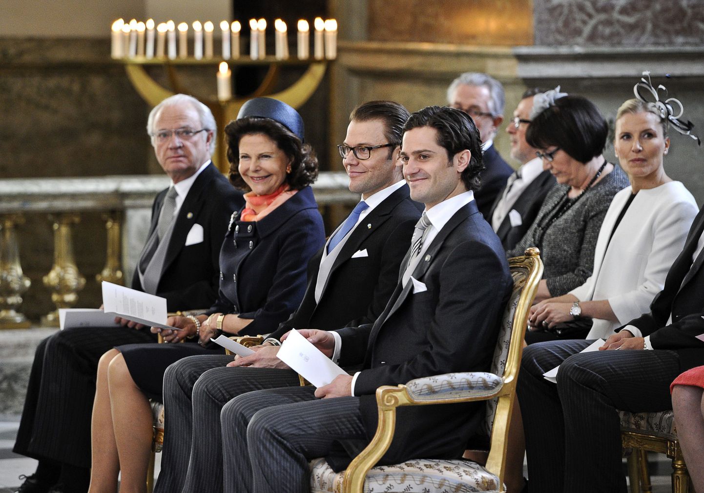 Esireas kuningas Carl XVI Gustaf, kuninganna Silvia, prints Daniel ja prints Carl Philip. Teises reas paremalt Anna Söderström (prints Danieli õde), Ewa ja Olle Westling (prints Danieli vanemad).