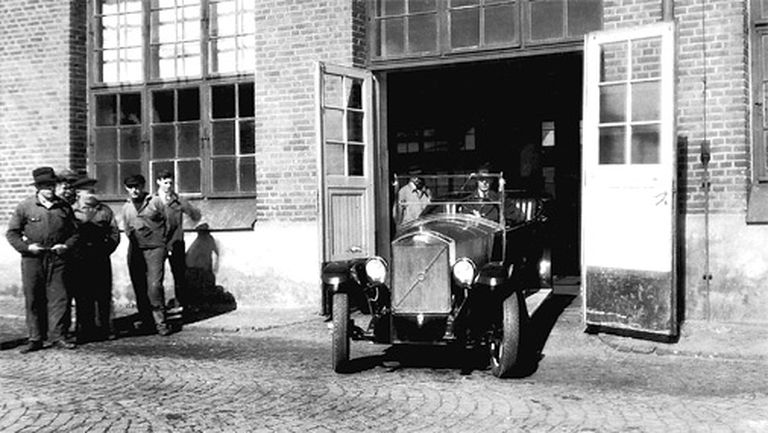 1927.gada 14.aprīlī no Volvo rūpnīcas Gēteborgā izbrauca pirmais Volvo OV4 